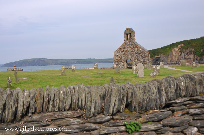 A graveyard and wall in Cwm-yr-Eglwys, at the eastern edge of the strip of land connecting Dinas Island to the shoreline.
